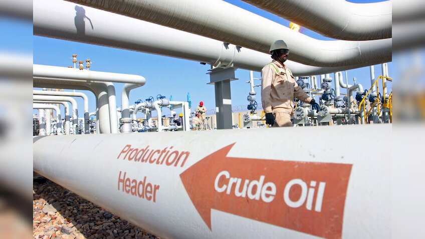 Oil nears one-month low, volatile equities keep investors jittery