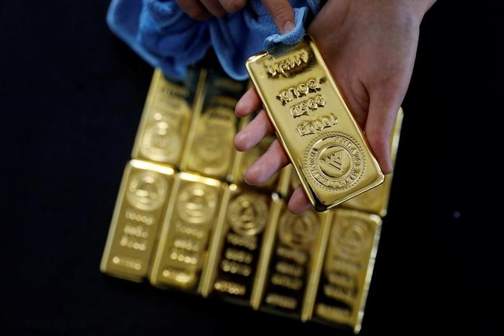 Bull catches gold, bear tightens grip on the cash market
