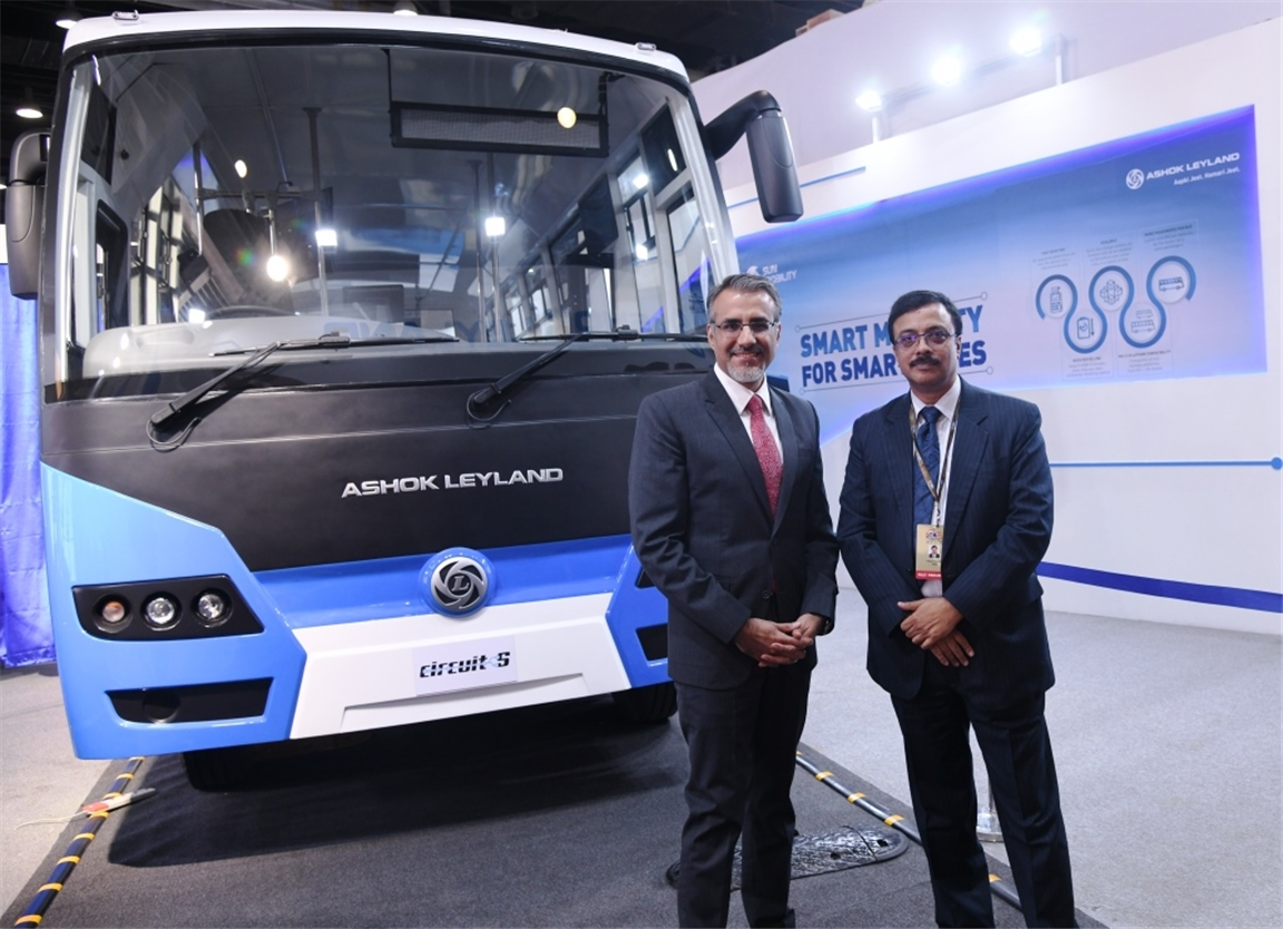 UN Mobility Co-Founder and Vice Chairman Chetan Maini (L) and Ashok Leyland MD Vinod K. Dasari (R) unveil Ashok Leyland electric bus Circuit-S at Auto Expo. PTI