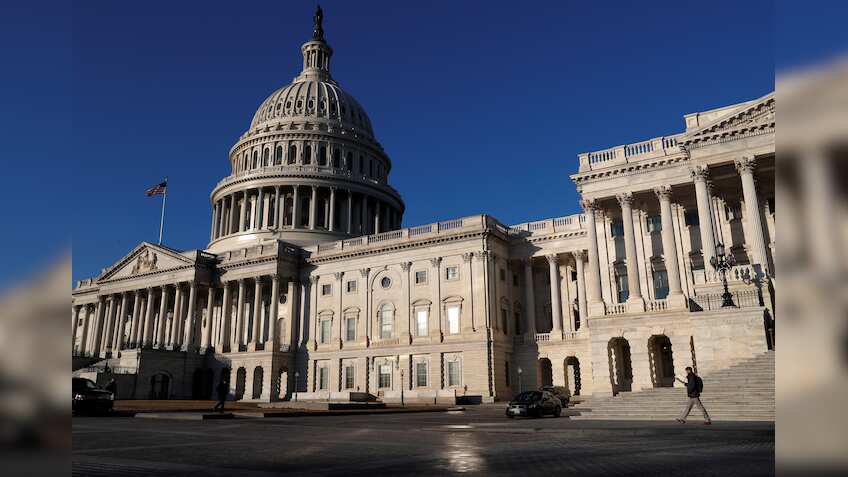 US federal shutdown at hand after fiscal hawk's dissent