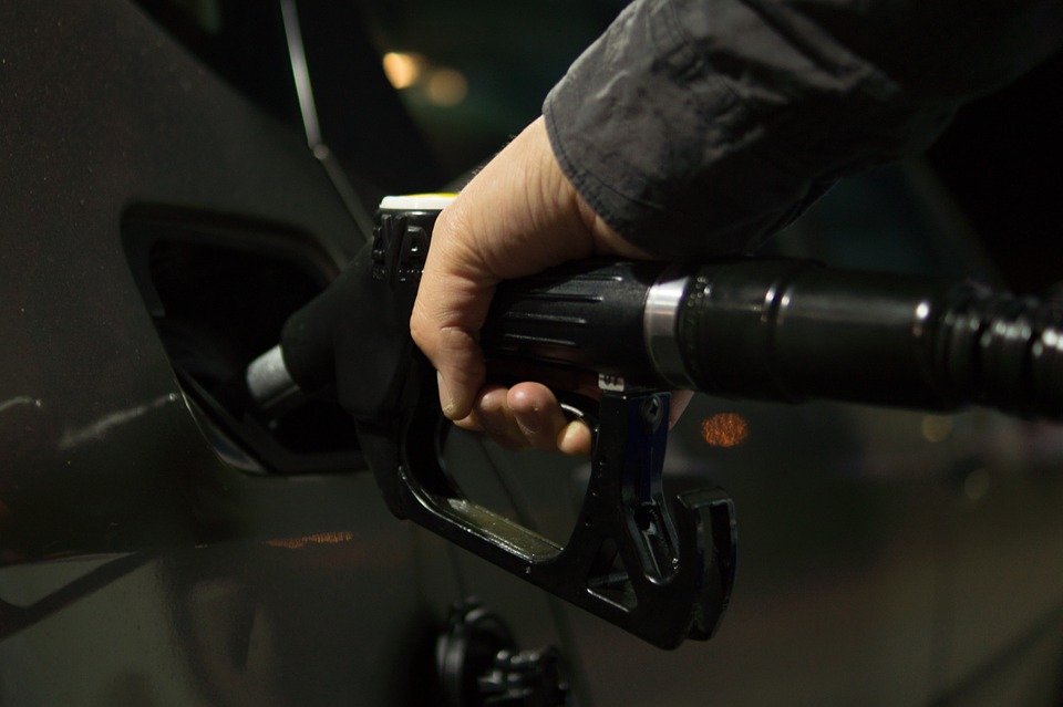 Petrol, Diesel price down gradually in India, as crude oil tumbles