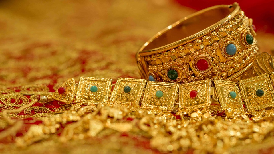 Gold at Rs 32,247 in India; global prices