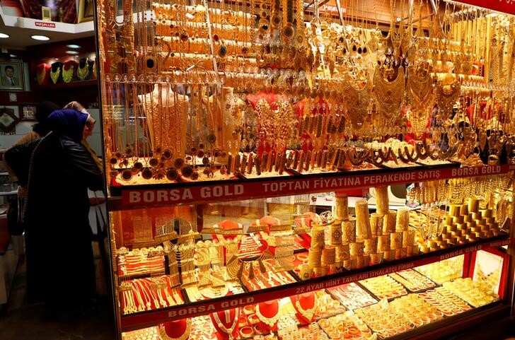 Gold slips marginally to Rs 30,433; track city-wise prices here 