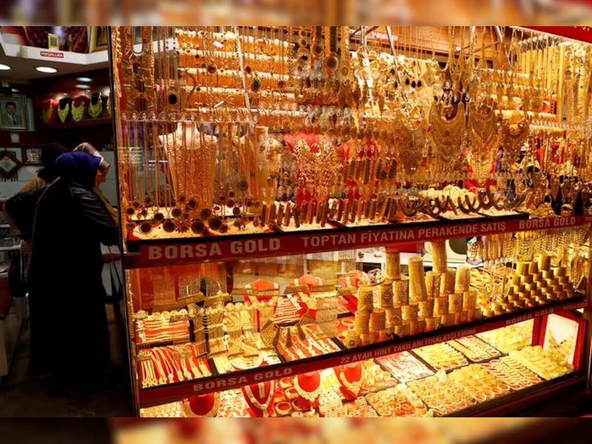 Gold slips marginally to Rs 30,433; track city-wise