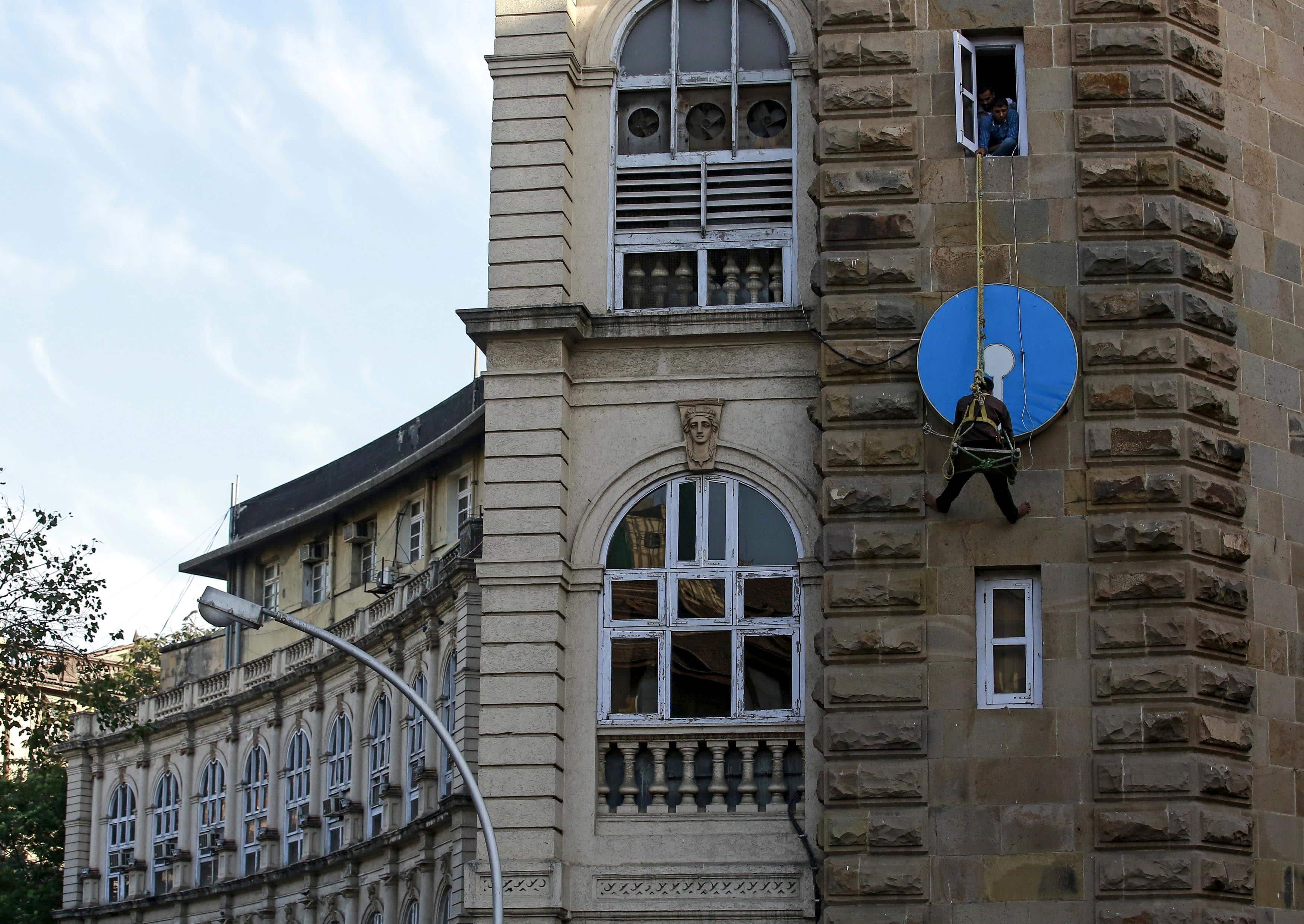 SBI minimum balance penalty charges cut by 75 pct, but retains limit