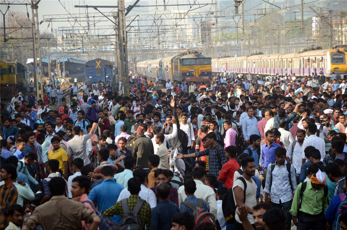 Mumbai rail roko: 11 cops injured in stone-pelting