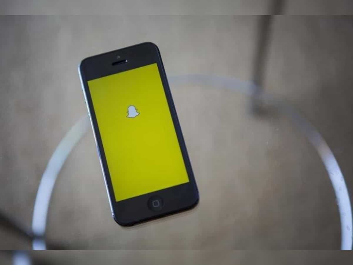 Snapchat trolls Facebook with Russian bot filter