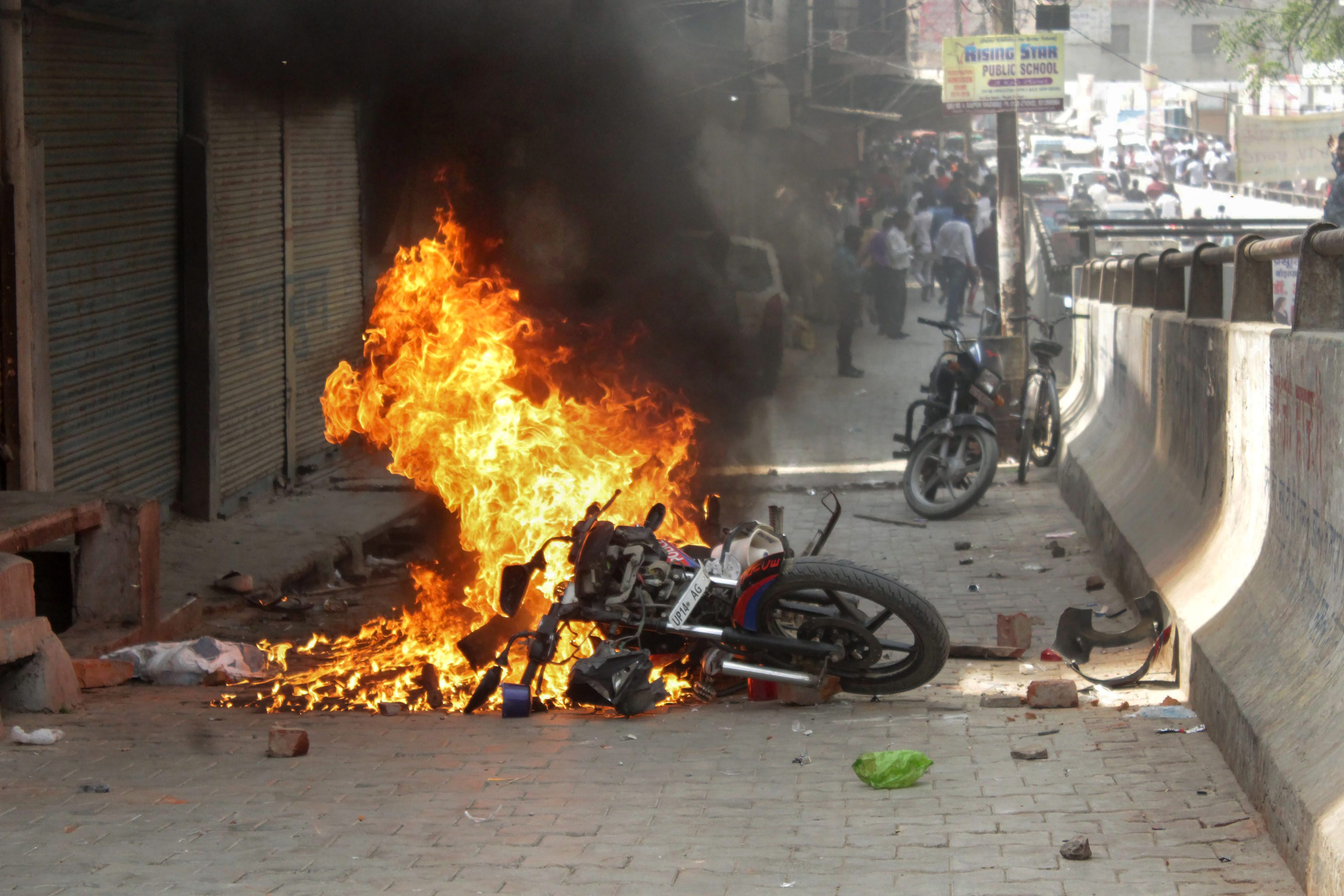 Bharat bandh: Protesters torch buses, pelt stones in Uttar Pradesh; CM Yogi Adityanath calls for peace