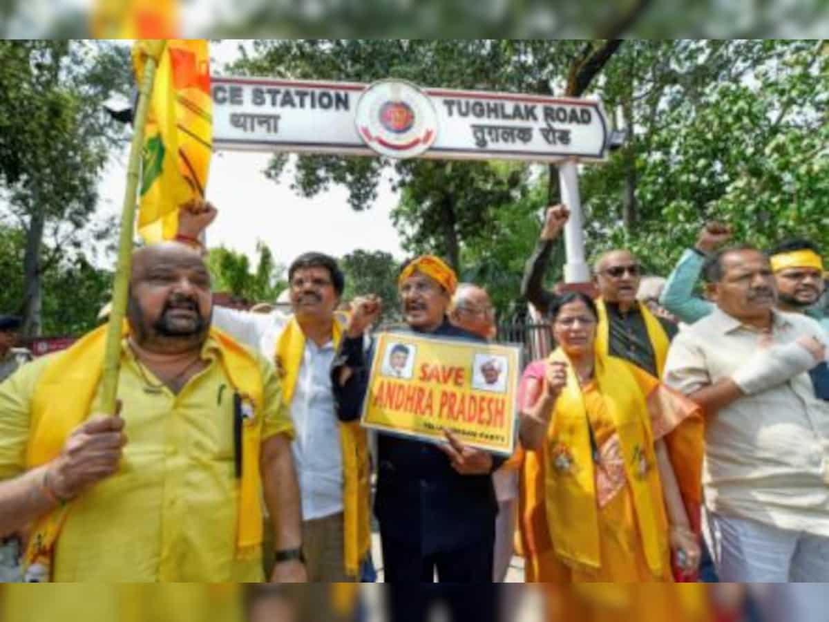 TDP MPs detained while marching towards PM&#039;&#039;s residence