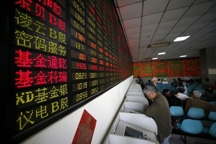 Asian markets mixed, oil prices slip amid Syria fallout