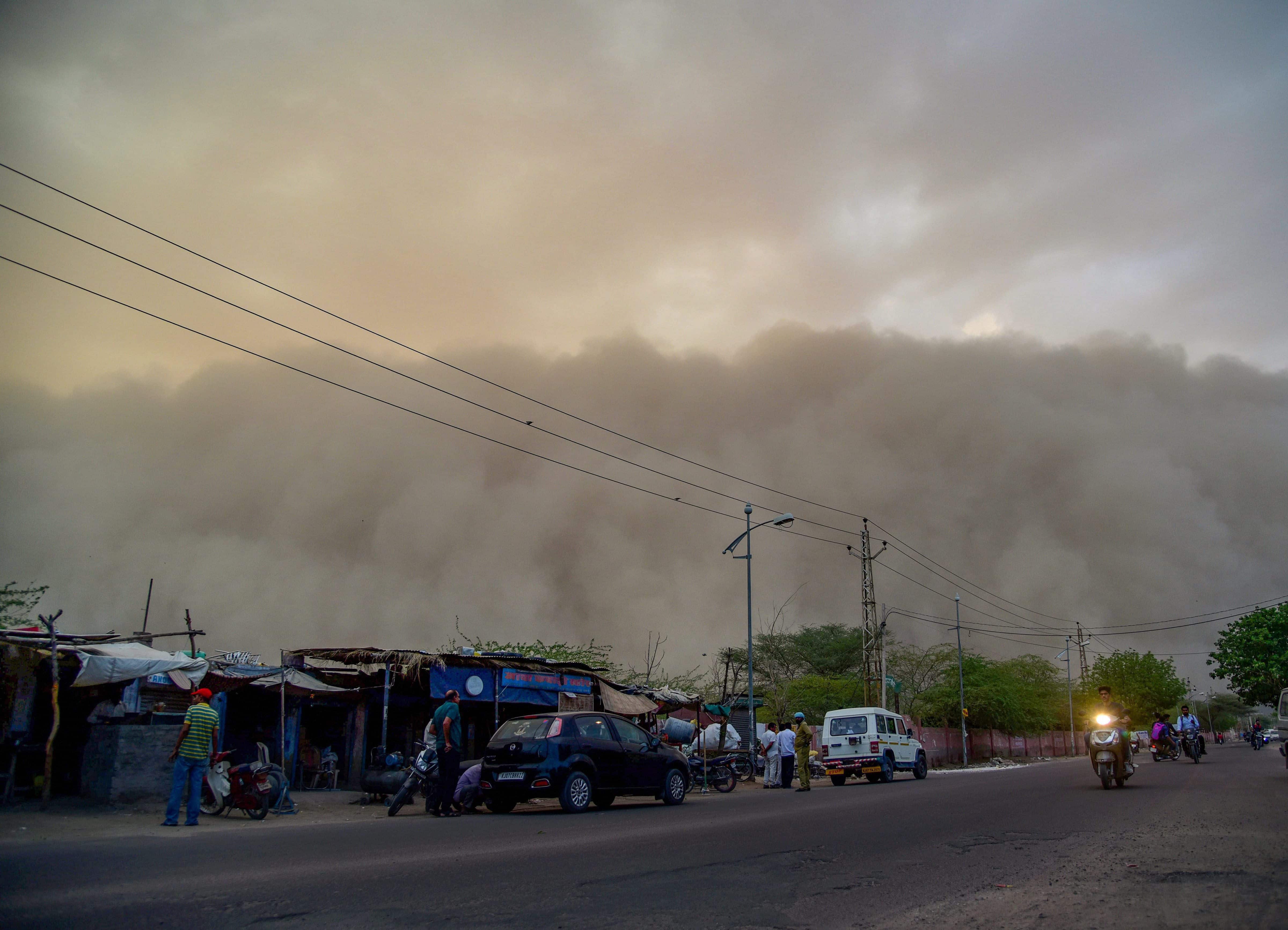 Delhi hit by Dust storm with wind speed of 70 kmph