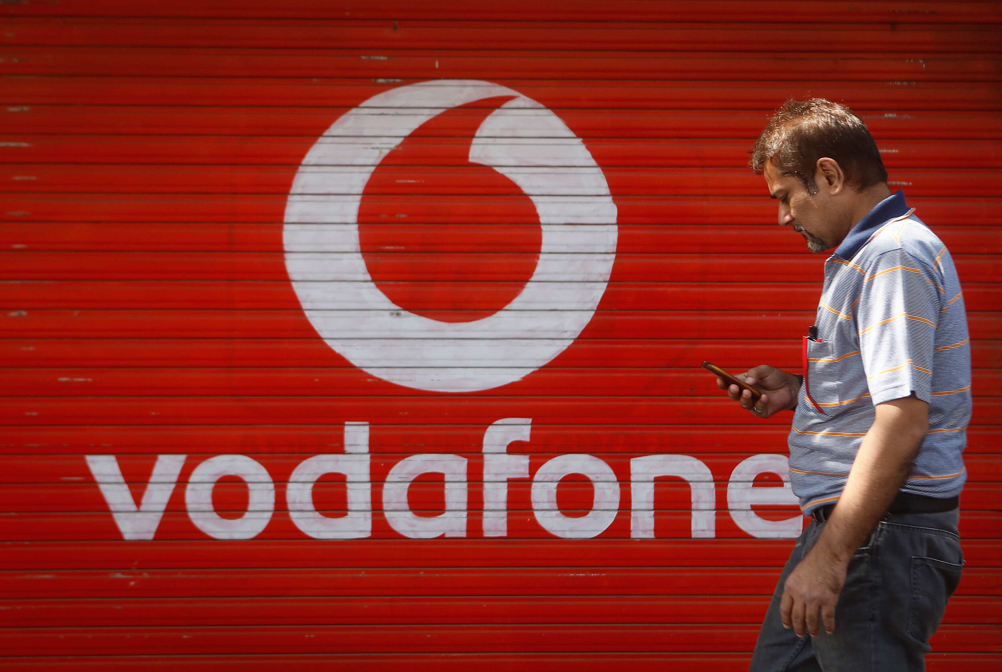 Reliance Jio offers impact: Vodafone service revenue falls 18.7 pct on tariff war
