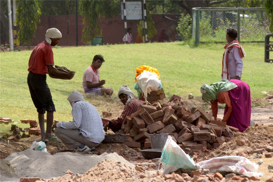 Centre pitches for Rs 1K pension, free life cover for construction workers
