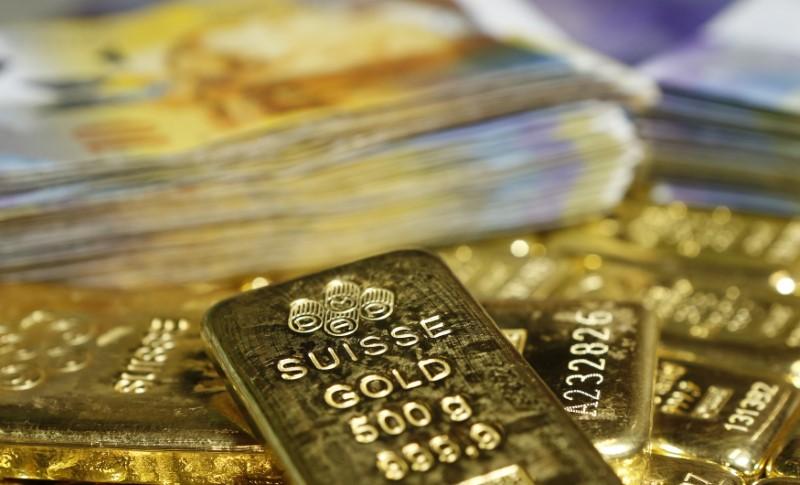 Gold slips on stronger dollar; U.S.-China trade war fears loom