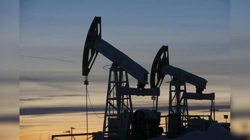 Oil falls as flaring US-China trade dispute blunts risk appetite