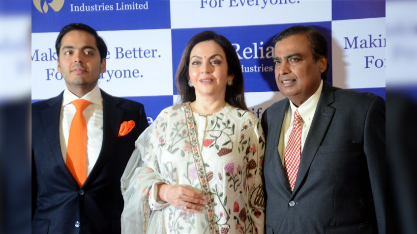 On JioPhone,  Facebook, YouTube, WhatsApp blackout to be lifted starting August 15