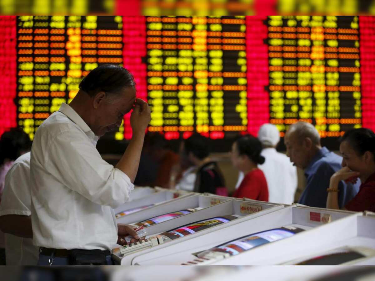 Sliding yuan hits world stock markets, stokes trade