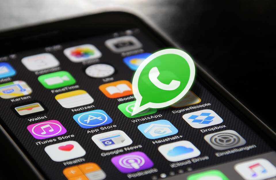 WhatsApp rolls out  'Forwarded' tag, forward limit for messages for its iOS users