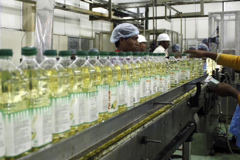 Edible oils extend weakness on low demand, adequate stocks