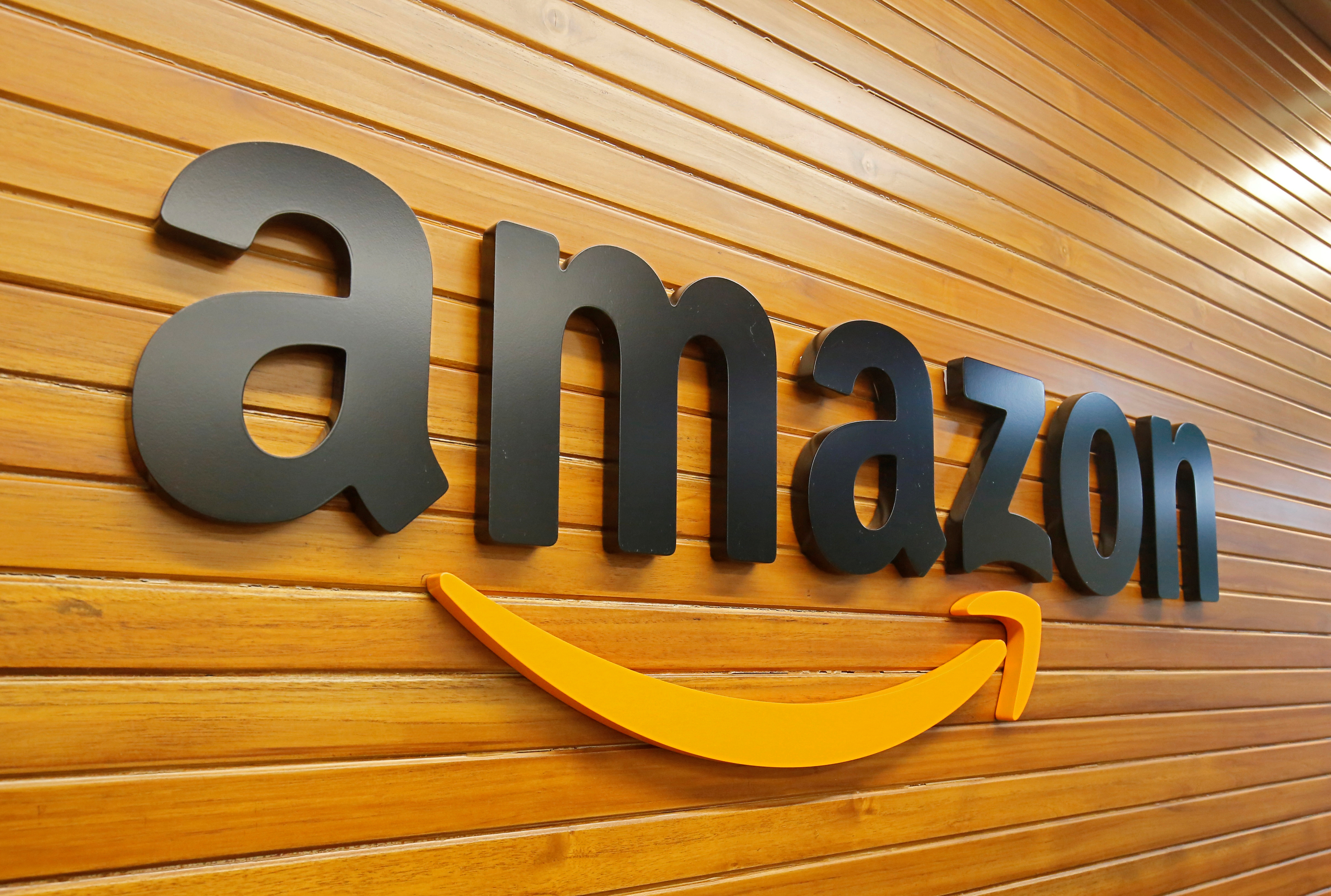 Amazon raises minimum wage to $15, urges rivals to follow