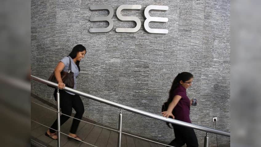 Manic day for Sensex, closes down by 550 pts; Reliance Industries falls over 2 pct