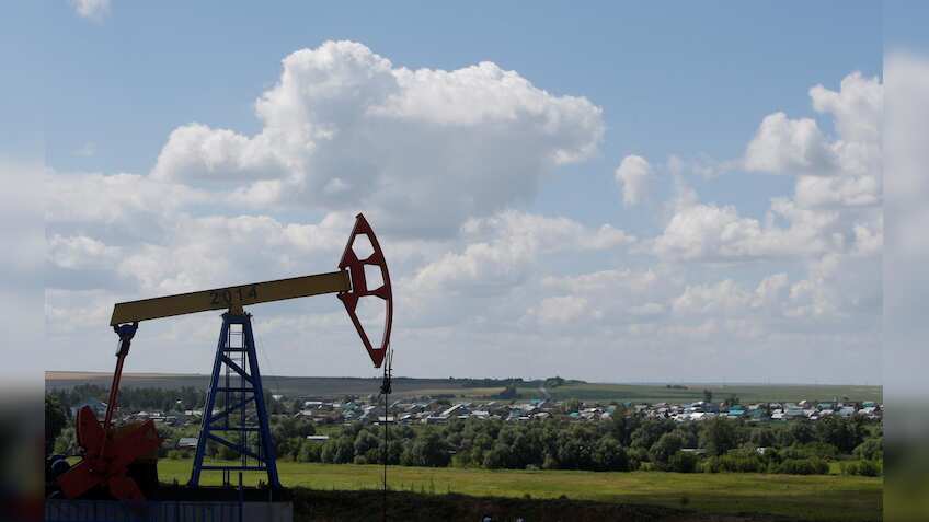 Traders bet on oil at $100 as Iran sanctions loom