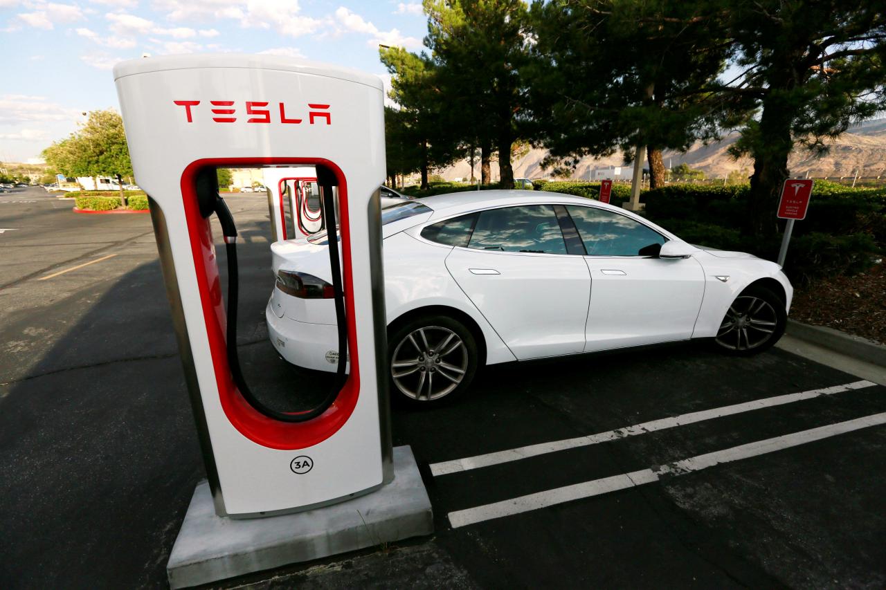 Elon Musk, ordered to defend fraud settlement, takes aim at SEC