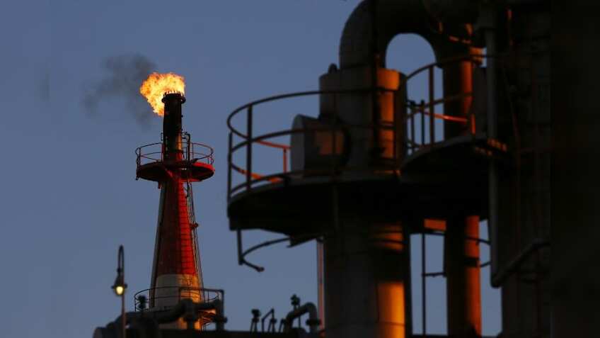Oil prices mark weekly gain ahead of Iran sanctions