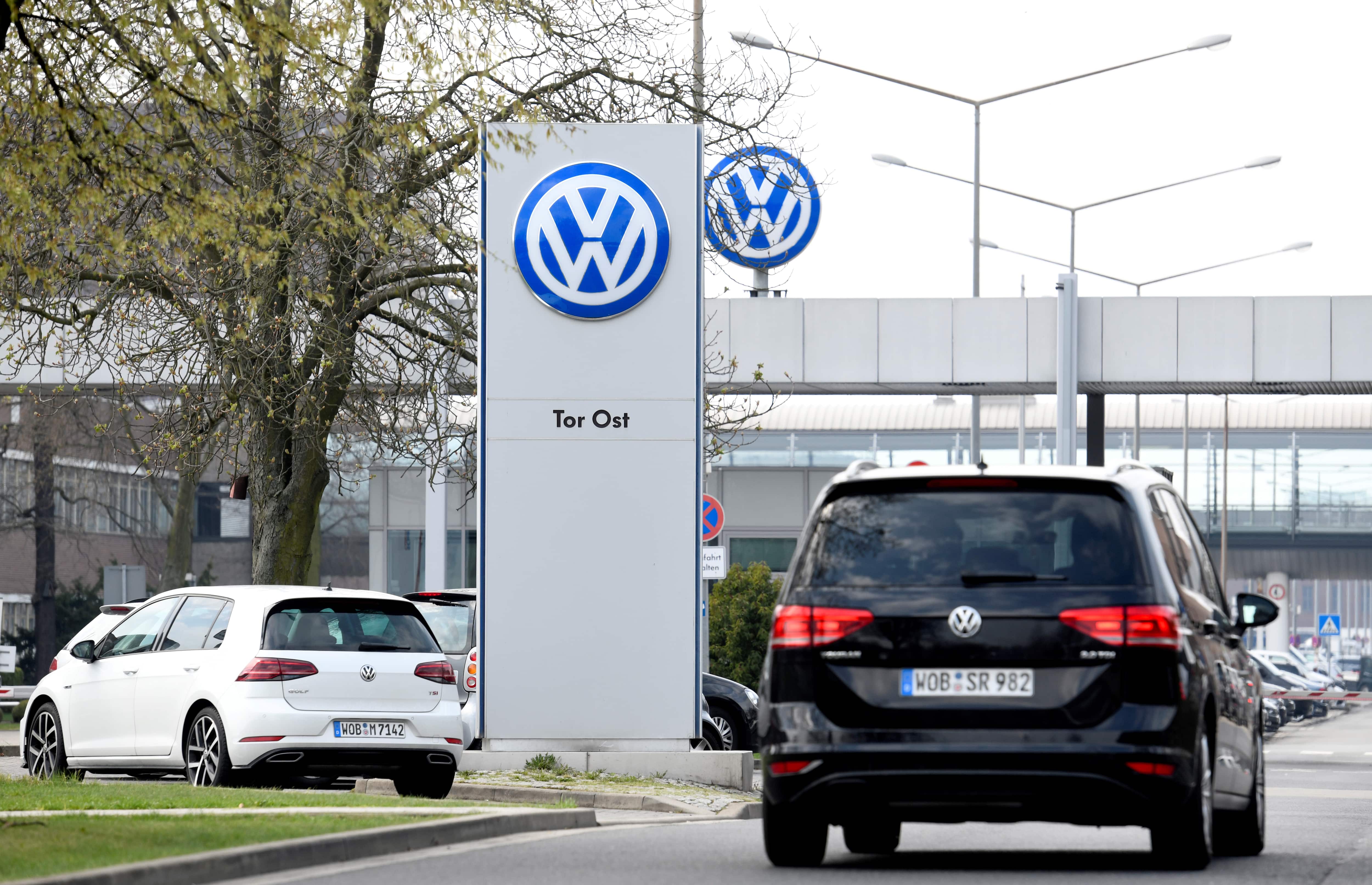Volkswagen targets online sales, overtheair updates in new contract