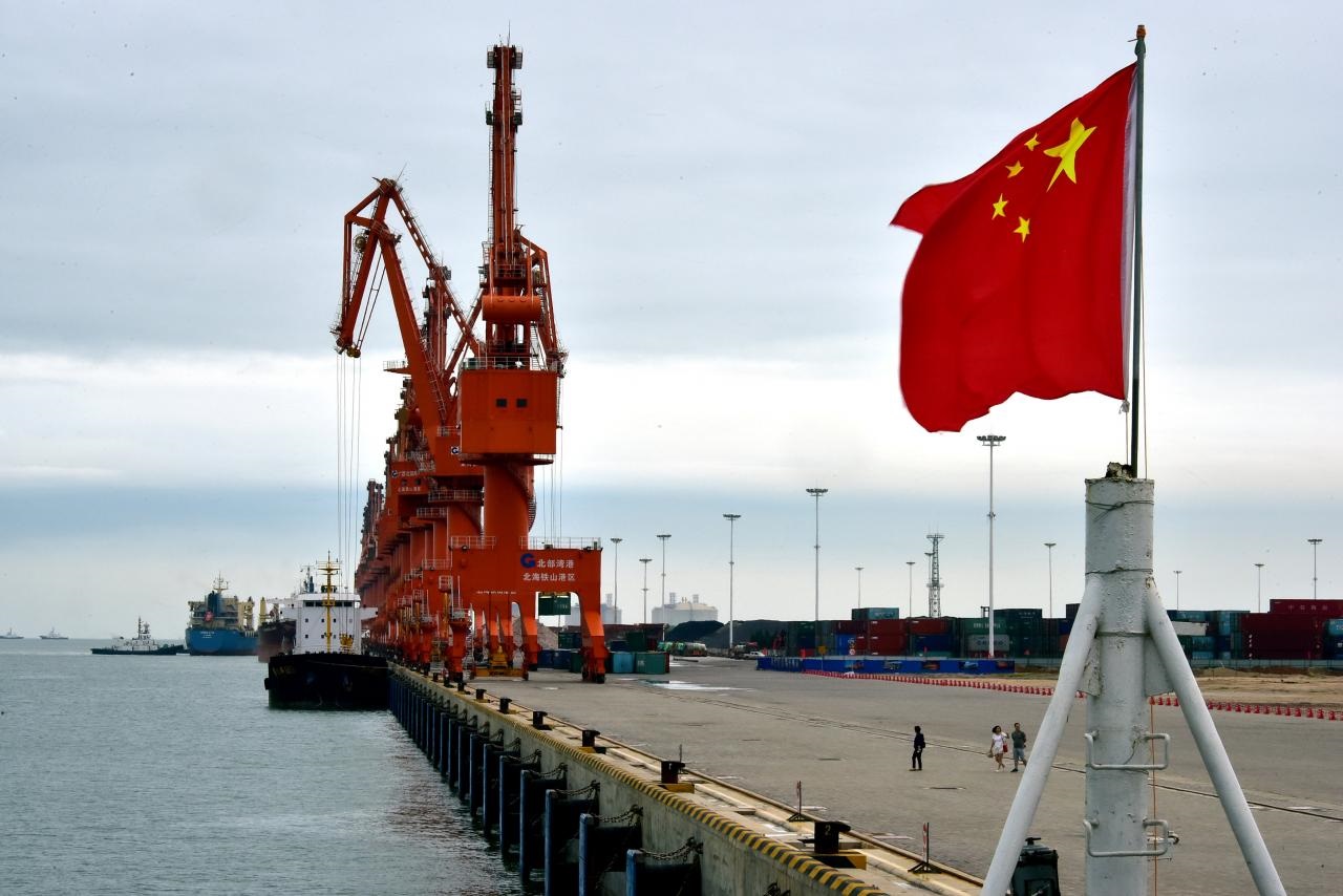 China's economic growth slumps to lowest since 2009