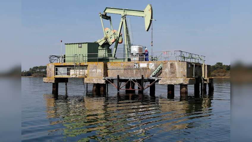U.S. renews Iran sanctions, grants oil waivers to India, China, seven others
