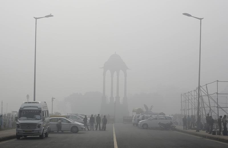 Delhi under cloud of smog as pollution level jumps