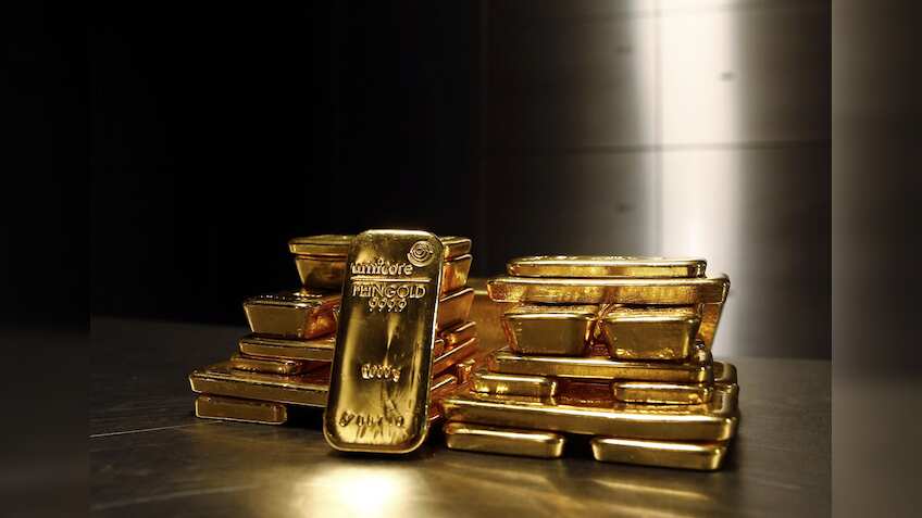 Gold dips to one-week low; investors await Fed rate call