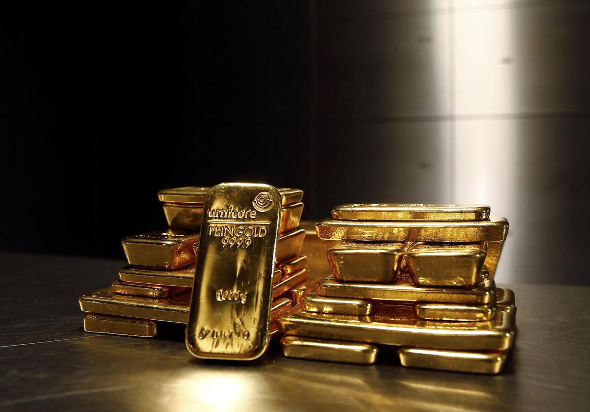Gold dips to one-week low; investors await Fed rate call