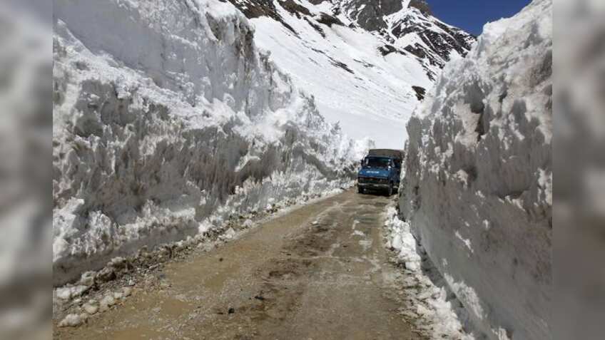 One-way traffic restored on Leh-Srinagar highway