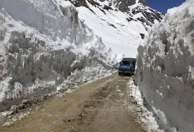 One-way traffic restored on Leh-Srinagar highway