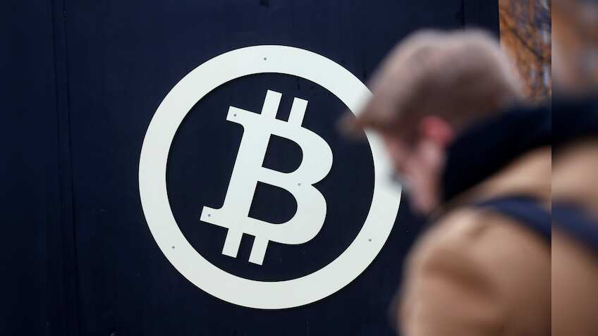 Bitcoin falls below USD 5,000 for first time since Oct 2017