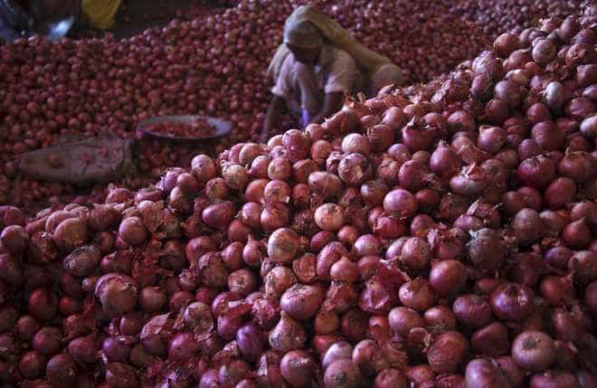 Onion, garlic prices fall drastically in MP's Neemuch Mandi