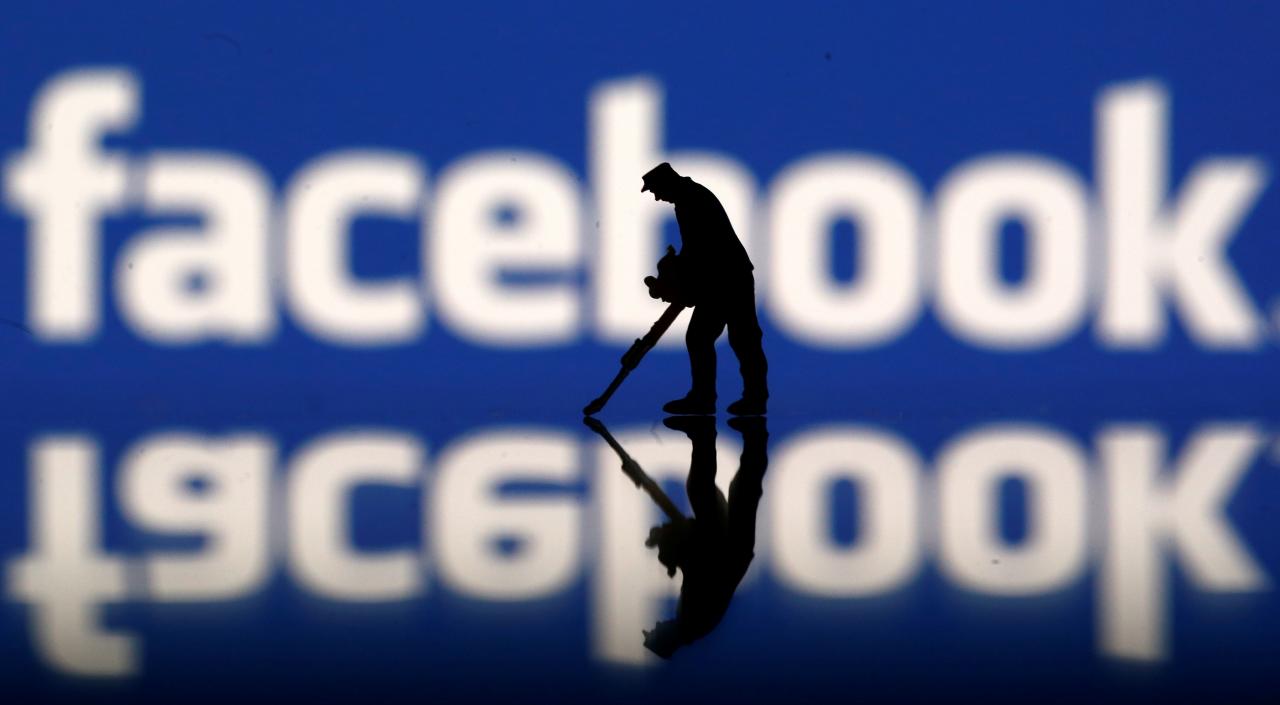Facebook board defends COO Sheryl Sandberg