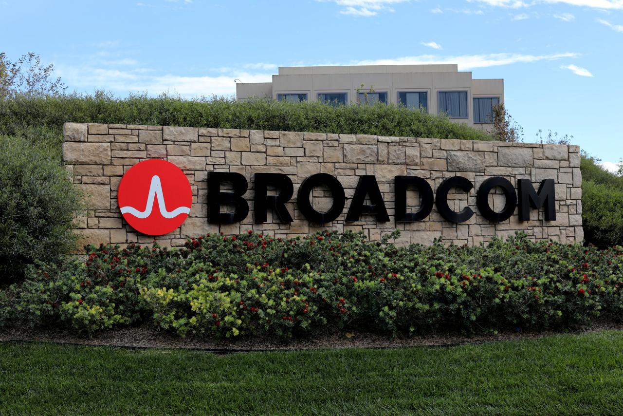 U.S. Supreme Court to weigh Broadcom bid to end shareholder suit