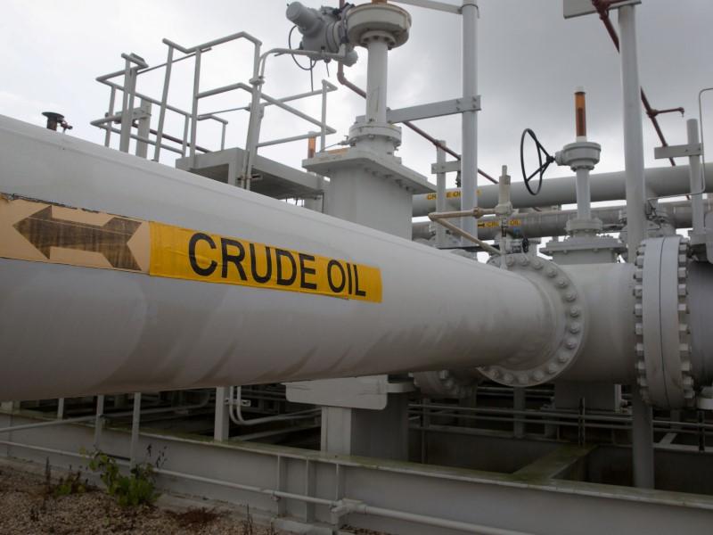 Oil prices edge down on mixed global cues