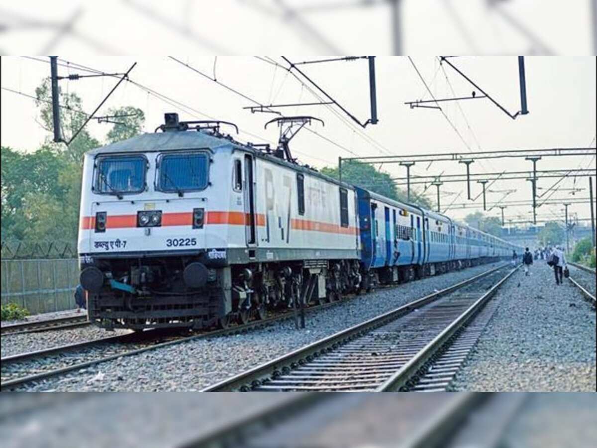 Fog delays 11 Delhi-bound trains; 375 other trains