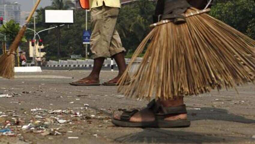 Sweeper Post M.Tech, B.Tech, post-graduates fight for sweeper's job in Tamil Nadu ...