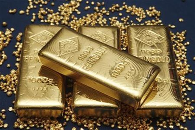 Gold falls Rs 450 on weak global cues, tepid demand