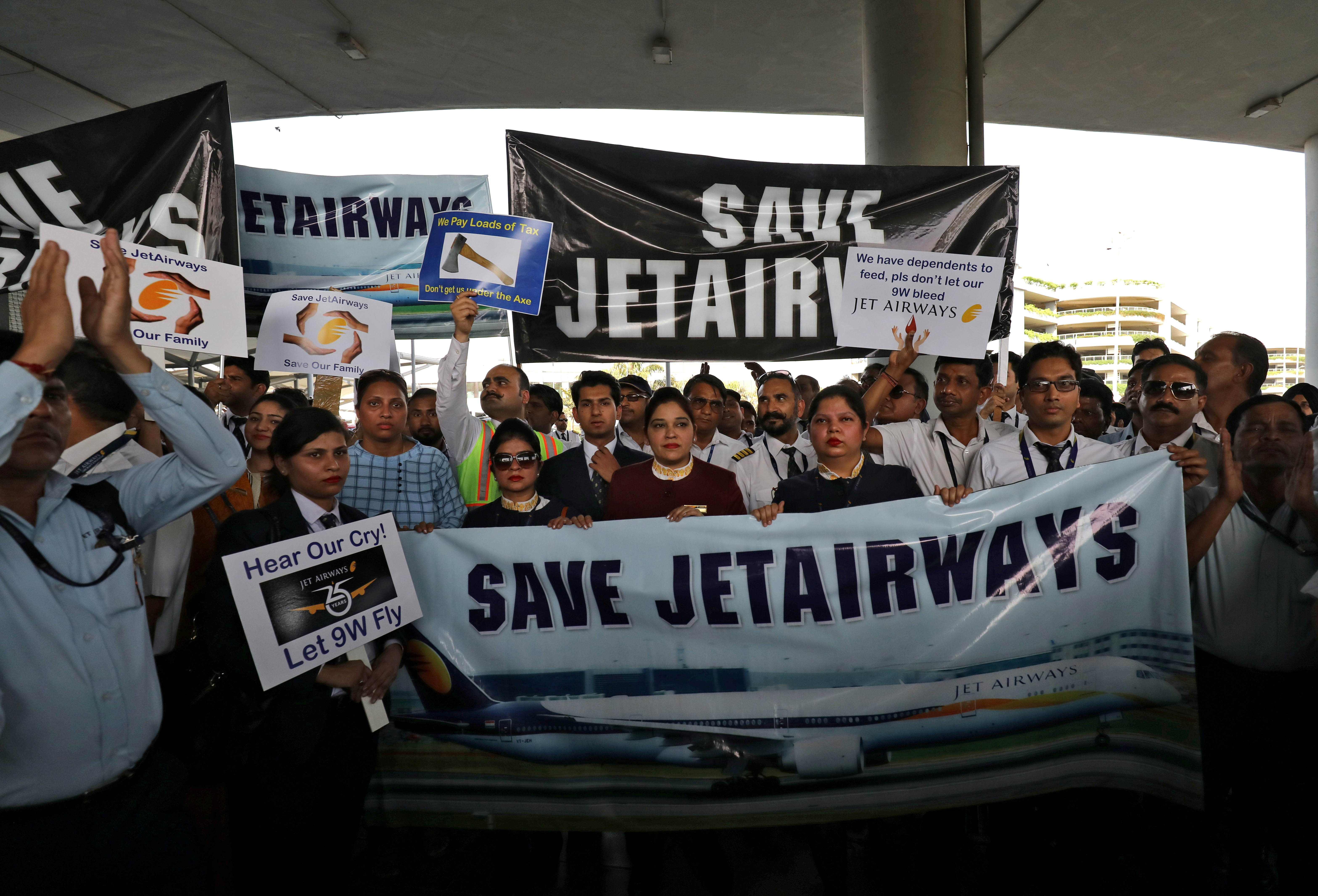 Jet Airways staff promise to secure Rs 3,000 crore, seek SBI nod to bid