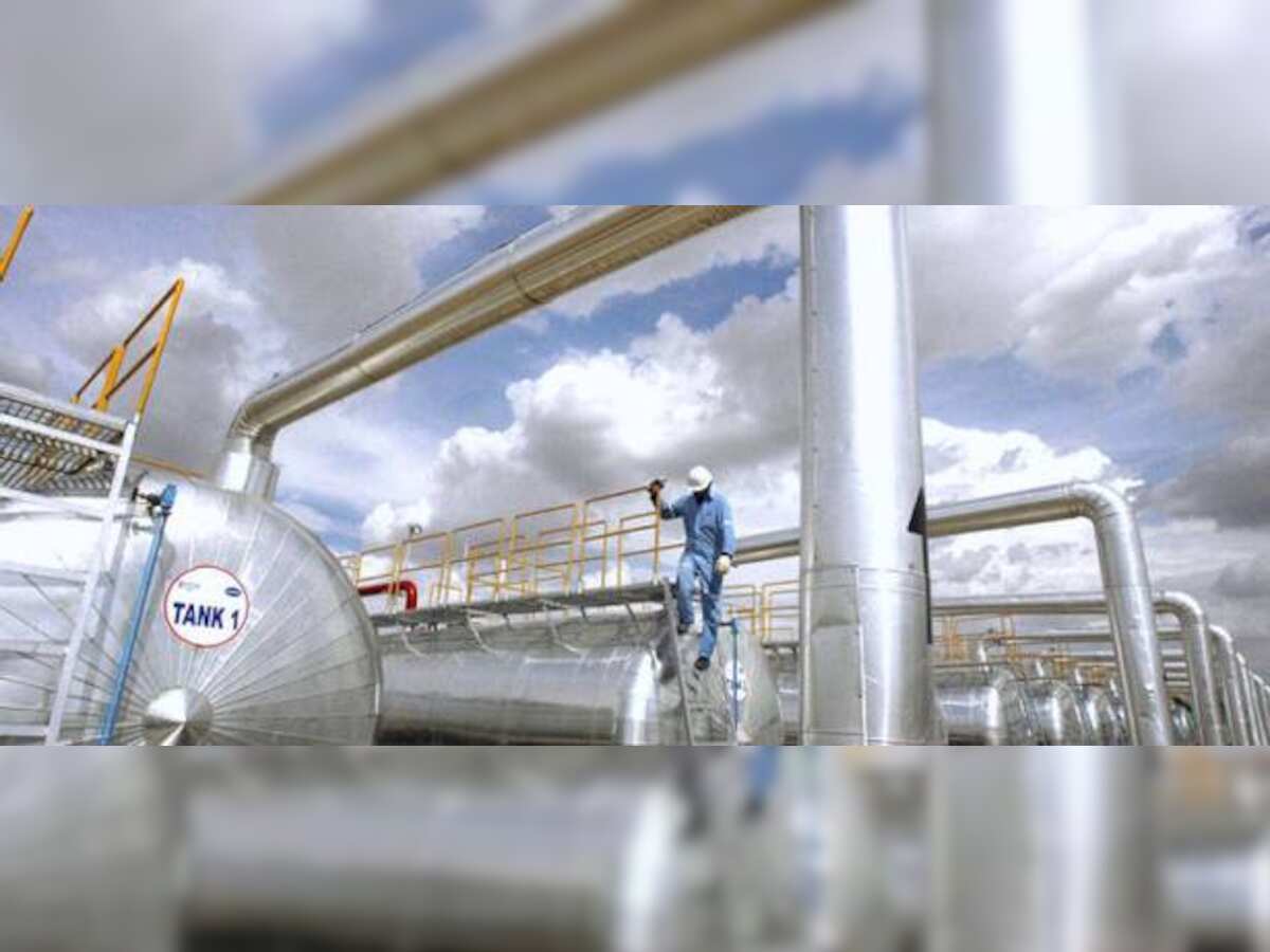 Oil prices go up after strong economic data,