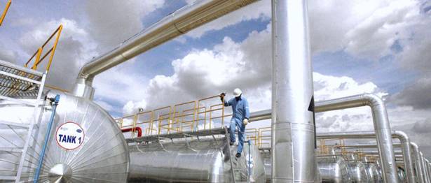 Oil prices go up after strong economic data, but ends week lower