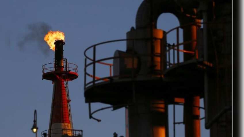 Global oil price rises 1 pct on a drawdown in US crude stockpiles, US-Chinese trade tension still looms