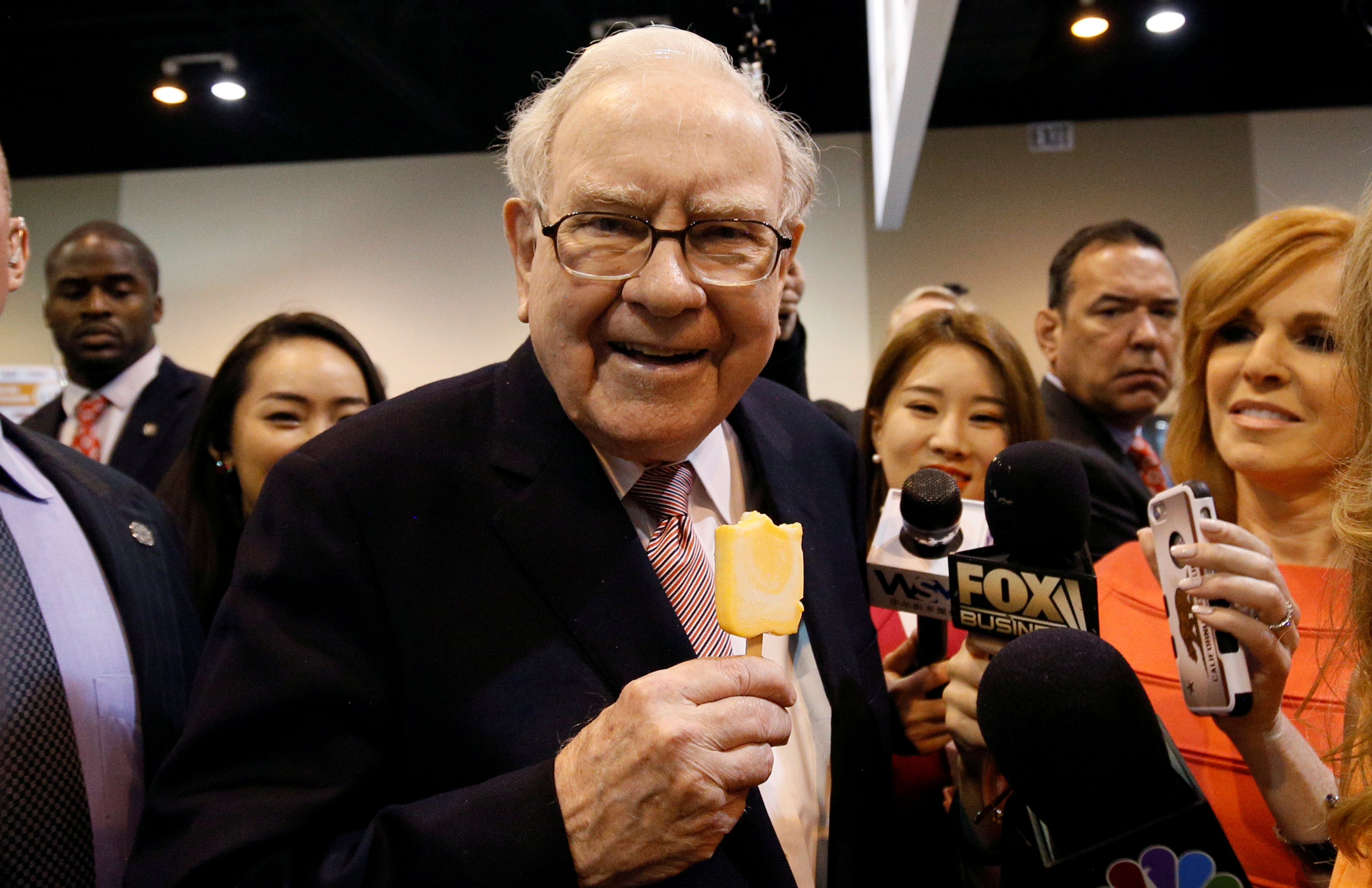 Warren Buffett's Berkshire Hathaway unveils $861 million Amazon stake