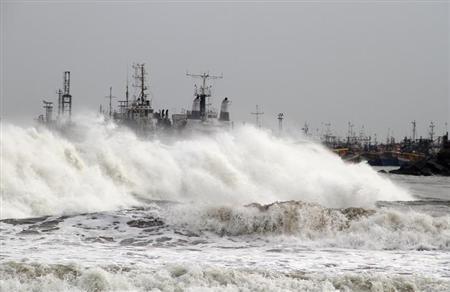 Cyclone Vayu slows Mumbai! Several flights delayed - Here is what you must know